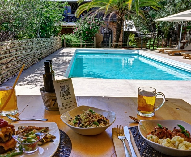 lunchen aan het zwembad met palmboom op achtergrond