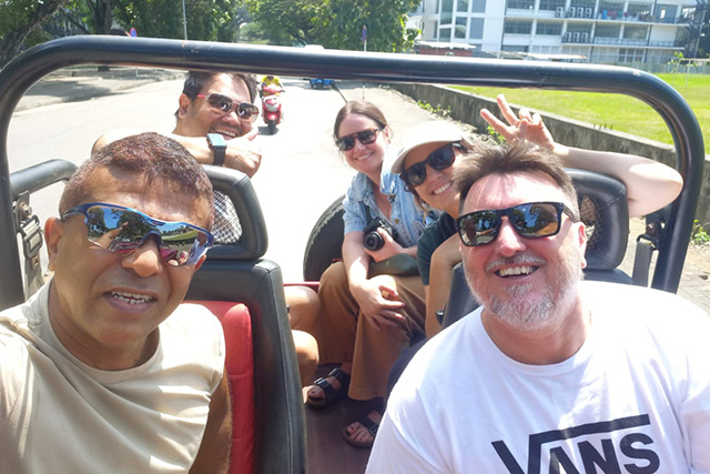 enthousiaste reizigers in open jeep door negombo