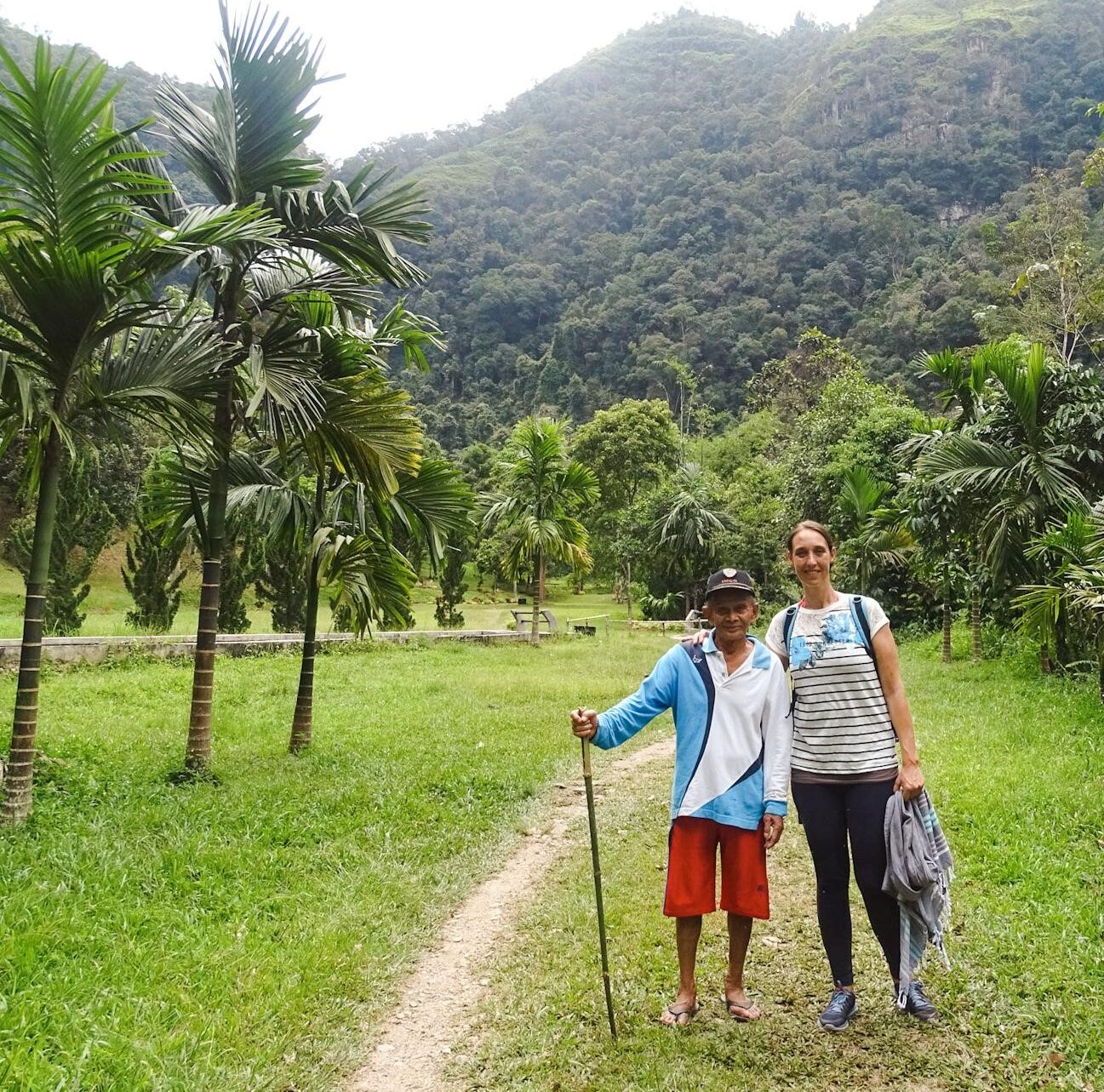 reizigster poseert met een lokale boer op het groene grasland in indonesie