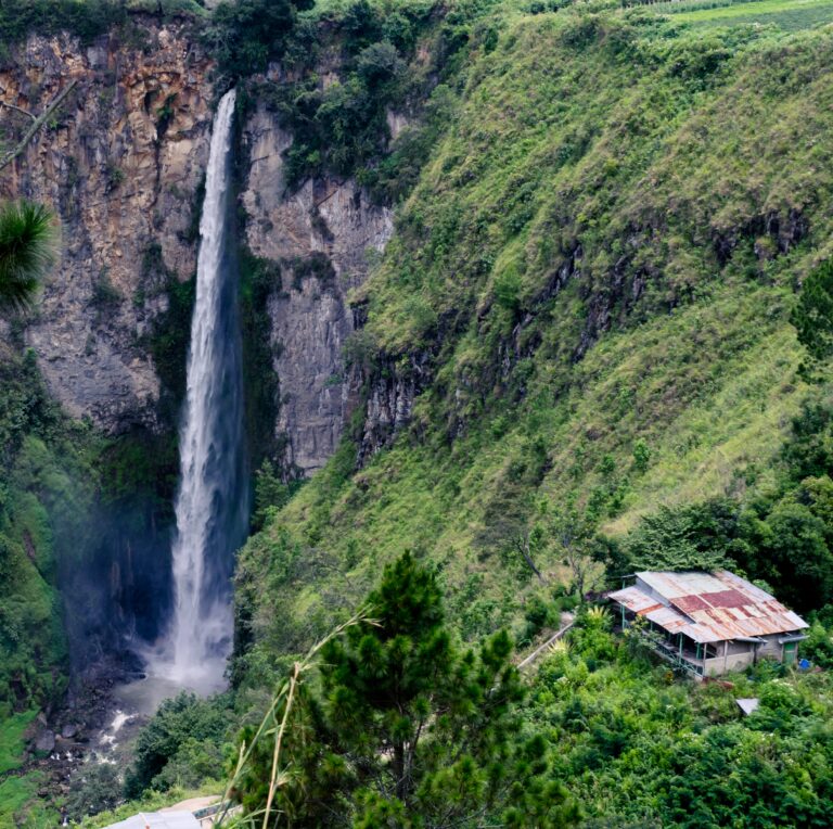 Vallend water van de 120 meter hoge Sipiso-Piso waterval midden in de Batak-hooglanden van Noord-Sumatra