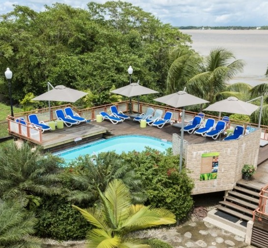 het zwembadterras van het hotel in Paramaribo aan de Surinamerivier