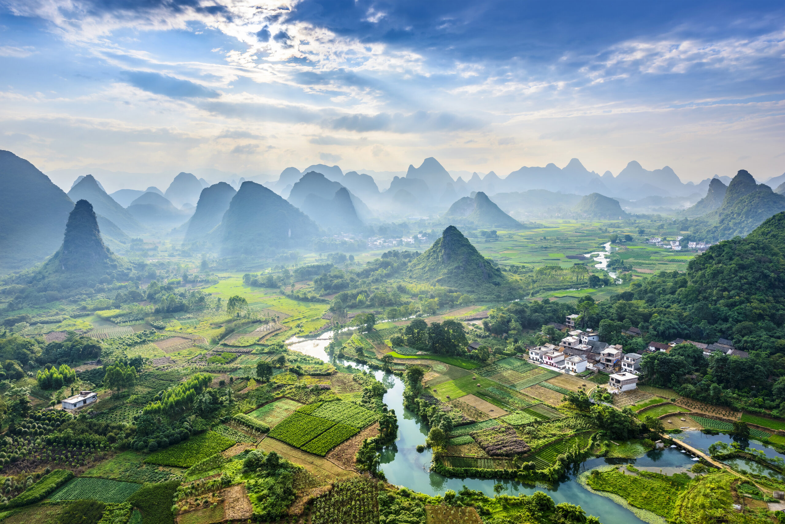 li river in china slingert door groen landschap omgeven door karstbergen
