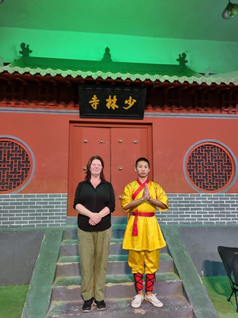 reizigster met Kung Fu meester bij shaolin klooster in china