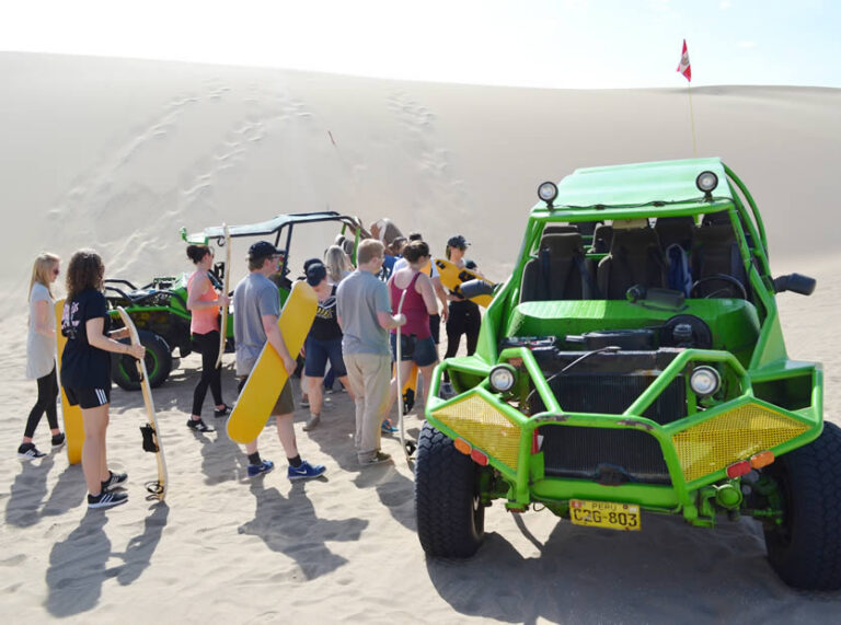 groep reizigers bij een sandbuggy in de zandduinen in peru