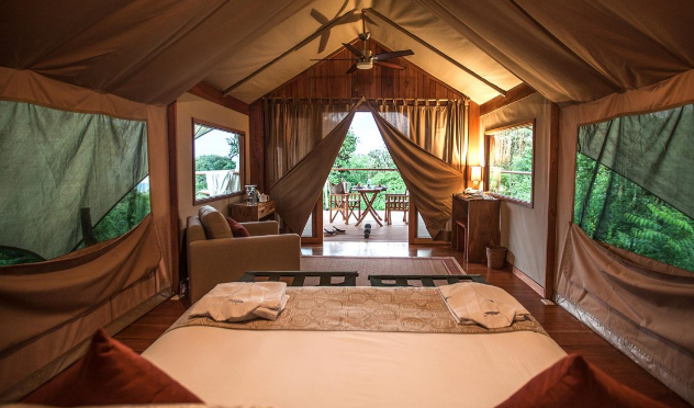 luxe safari tent met tweepersoonsbed midden in de natuur op de galapagos
