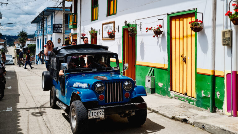 4x4 jeep met open dak in de straten van salento in colombia
