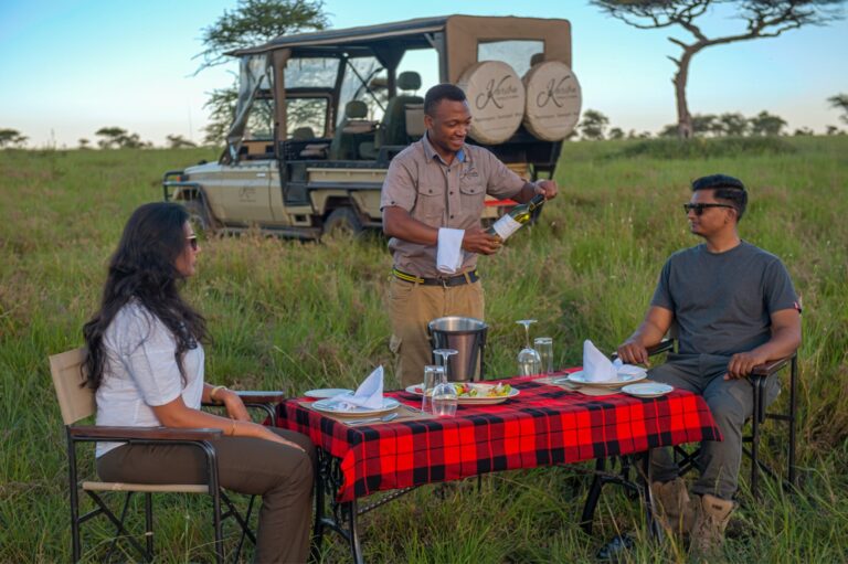Reizigers zitten aan tafel tijdens een game drive voor de lunch in Tanzania
