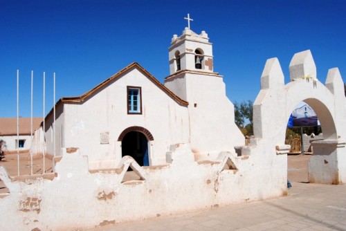 witte kerk met witte omheining in san pedro de atacama in chili