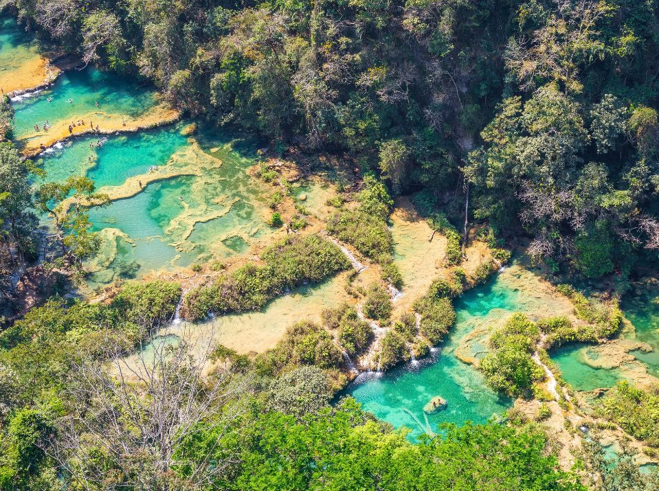 watervalterrassen met helder blauw water in de jungle van guatemala