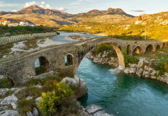 brug boven rivier bij shkoder in albanië
