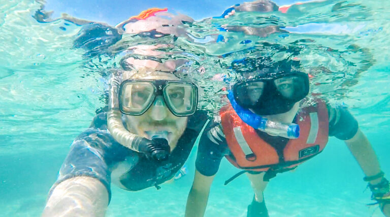 koppel snorkelt in de zee galapagos