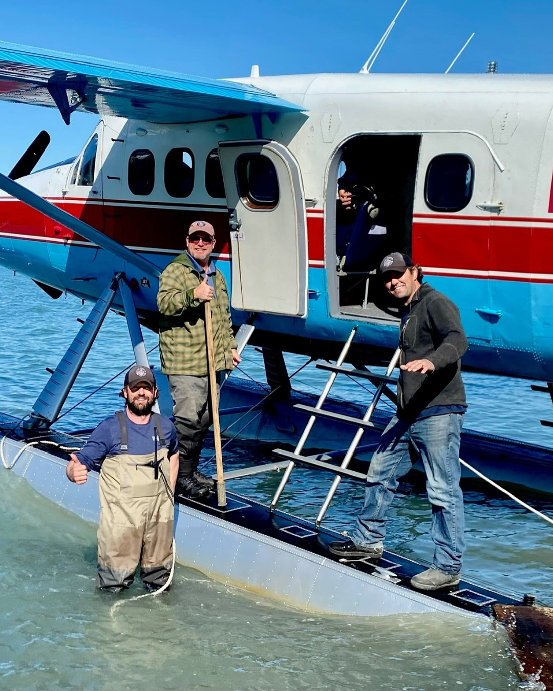 personen bij een watervliegtuig in alaska