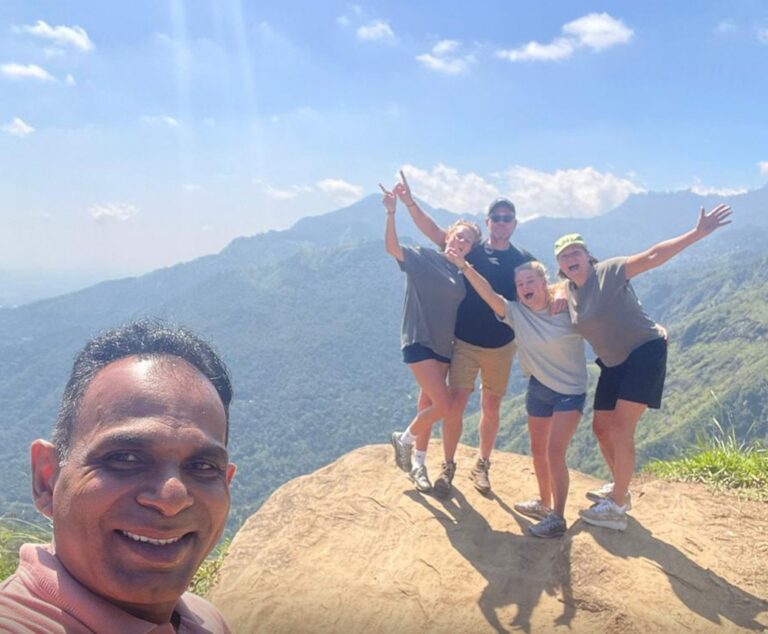 selfie lokale chauffeur en gezin op little adams peak sri lanka