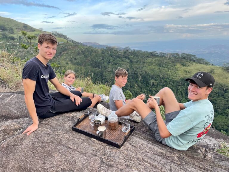 gezin rust uit met picknick tijdens hike Knuckles Mountains Sri Lanka