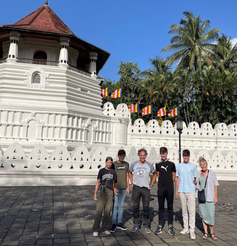 gezin poseert voor de Tempel van de Heilige Tandrelikwie in Kandy