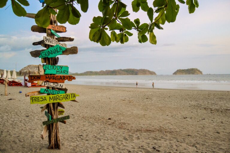 gekleurde bewegwijzering bordjes op strand costa rica