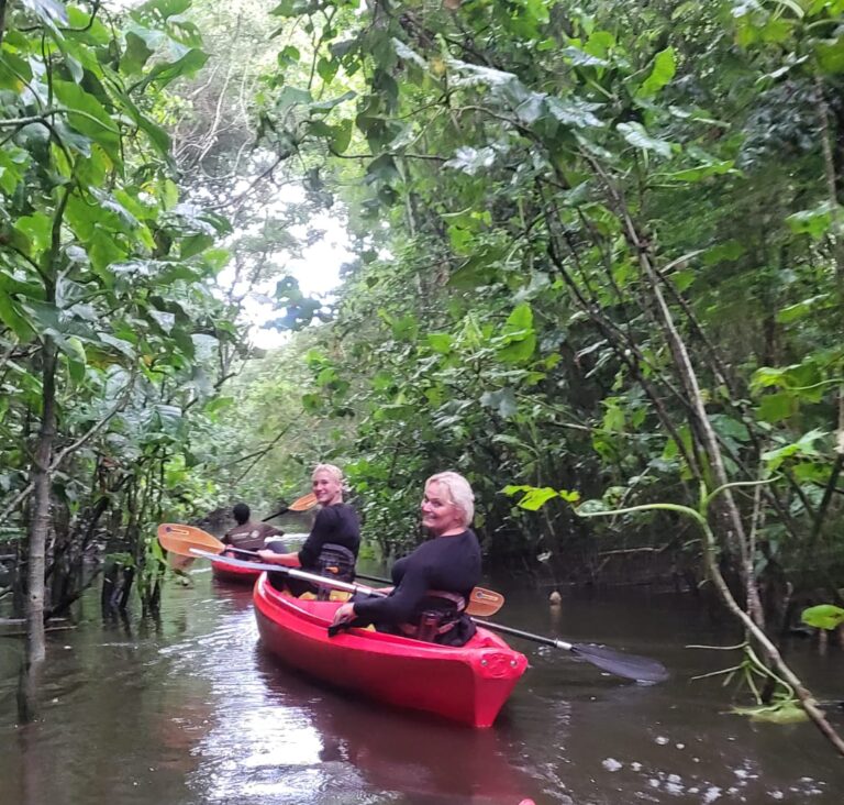 mensen kanoen door de jungle van suriname