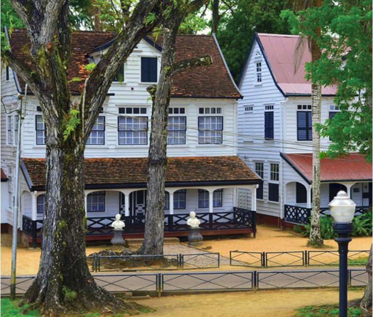Historische koloniale houten huizen in het centrum van Paramaribo