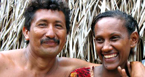 twee personen van de Marron bevolking in Suriname die glimlachend naast elkaar poseren