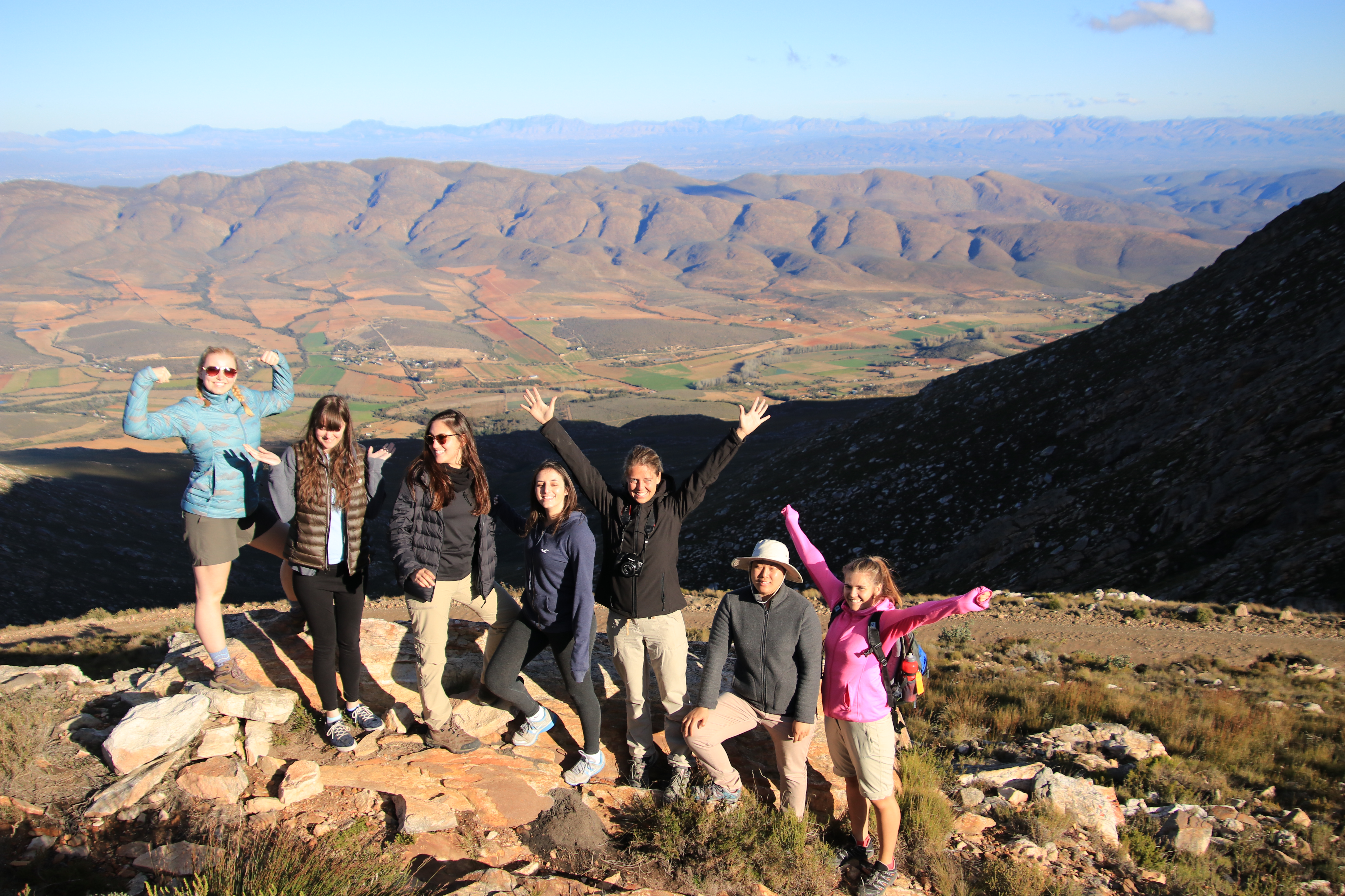 groep mensen bovenop de berg bij de swartberg mountains in zuid-afrika