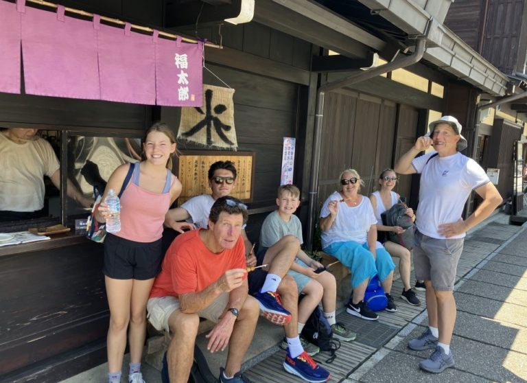 mensen poseren voor traditionele houten shop in Takayama