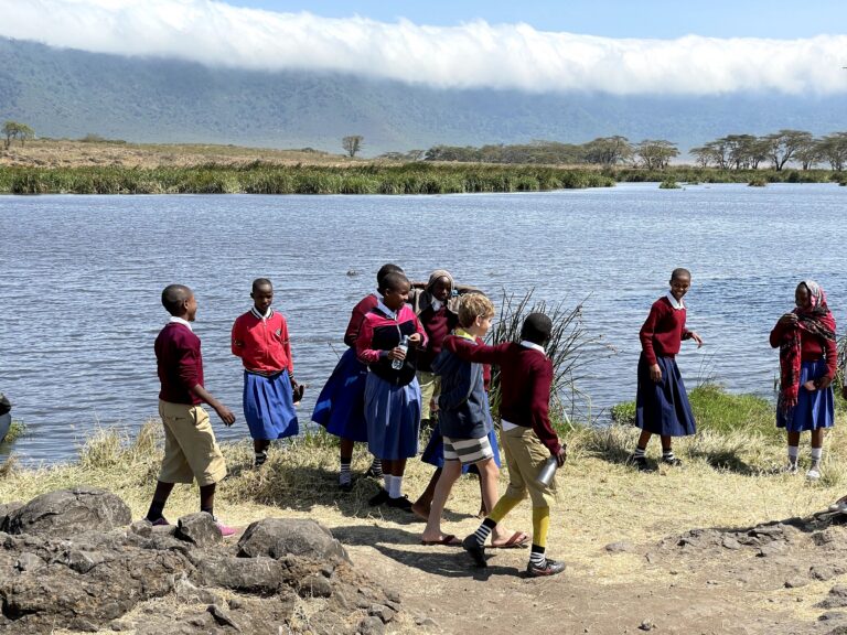Lokale kinderen in Tanzania lopen bij het water