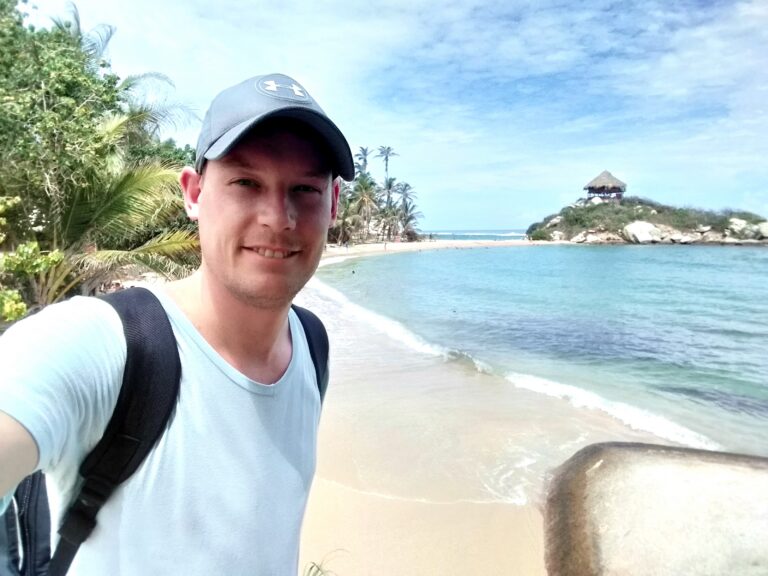Colombia man in Tayrona National Park bij het strand
