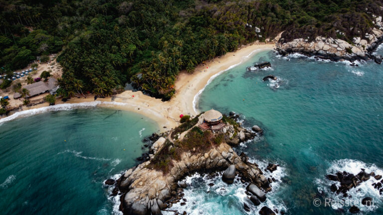 bovenaanzicht van kustlijn met rotsen en bomen in tayrona national park