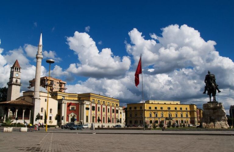 Start eind in Tirana, Albanië