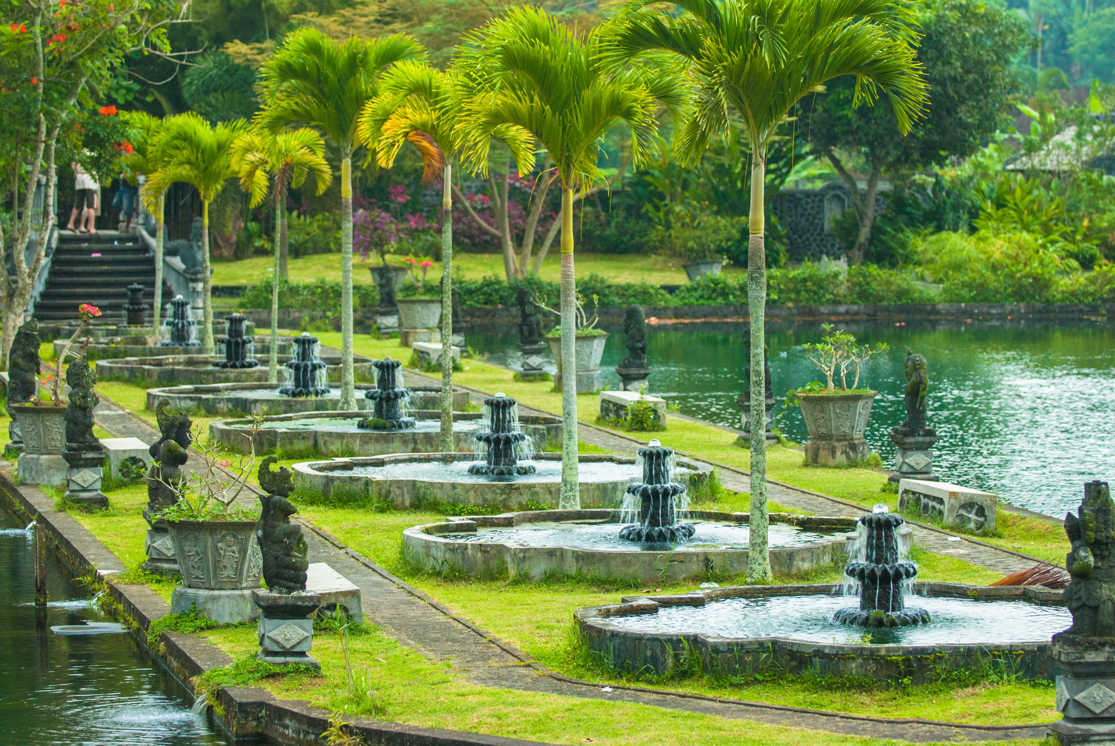 Water paleis Bali met fonteinen omringd door water en palmbomen