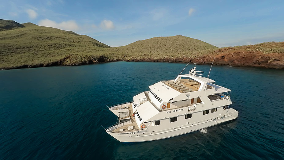 galapagos catamaran cruise boot op zee