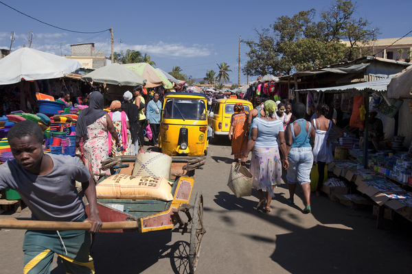 drukke straat met tuktuks en marktkraampjes in antananarivo op madagaskar