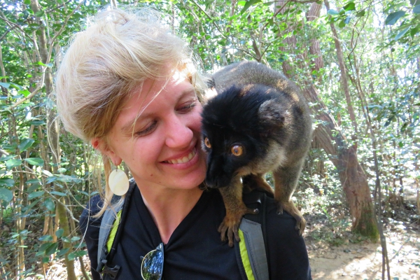 vrouw met lemur aap op haar schouder tijdens safari op madagaskar