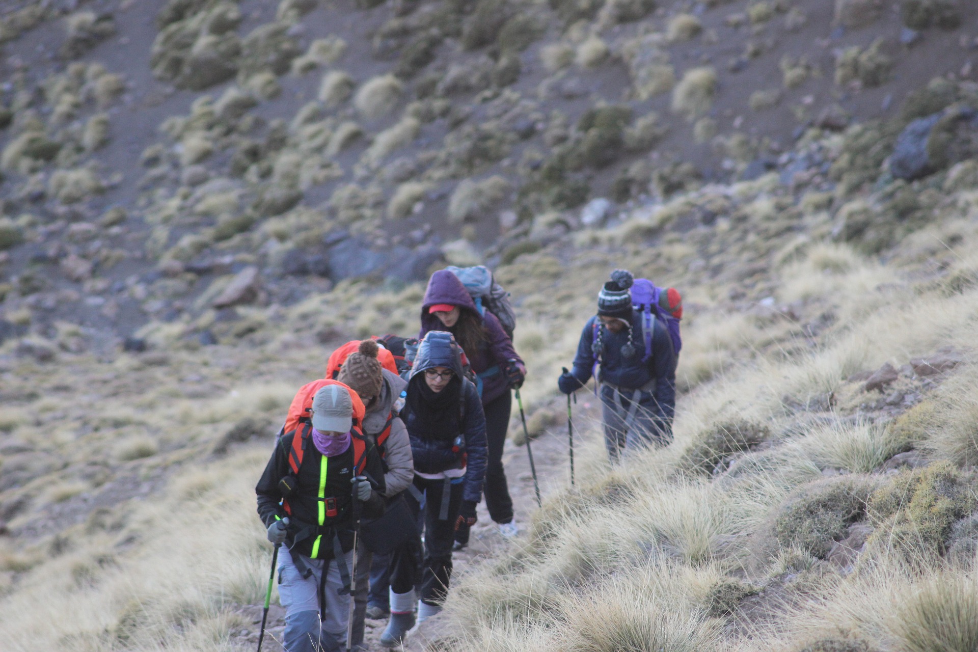 groep mensen tijdens een trekking naar de toubkal berg in marokko