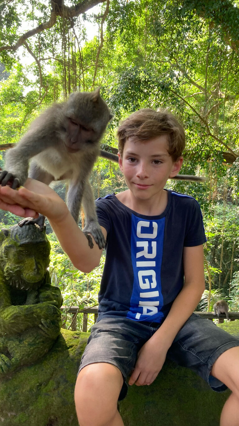jongen met aapje in ubud monkey forest