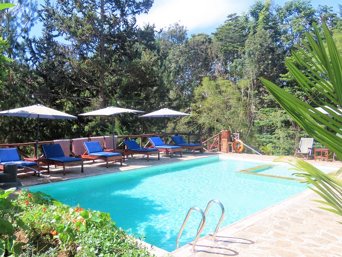 Zwembad bij het Usambara Hotel in Tanzania