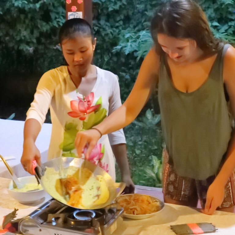 een vietnamese vrouw geeft een kookles aan de Nederlandse vrouw