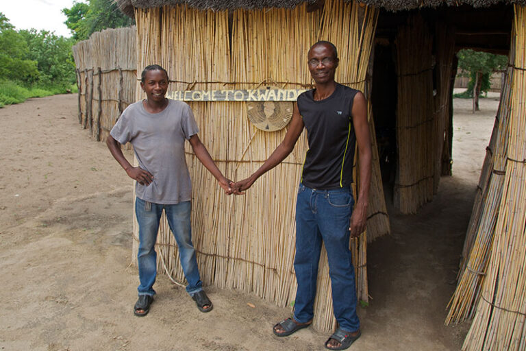 locals voor rieten Afrikaanse hut