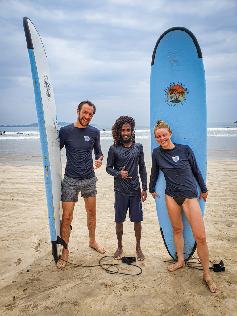 reizigers en lokale surfinstructeur klaar om water in te gaan Weligama Sri Lanka