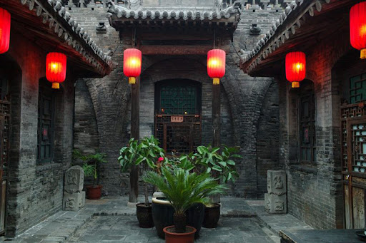 binnenplaats hotel historisch Pingyao met antieke architectuur en rode lampionnen