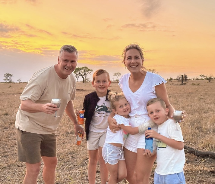 gezin samen tijdens sundowner in zuid-afrika