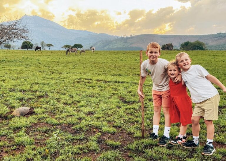 drie kinderen poseren op een vlakte in Swaziland