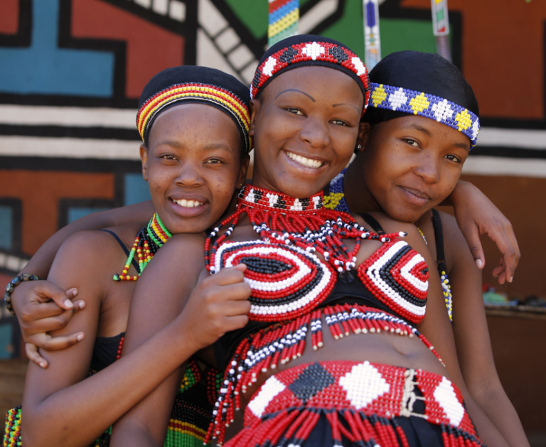 drie zuid-afrikaanse vrouwen in kleurrijke kleding