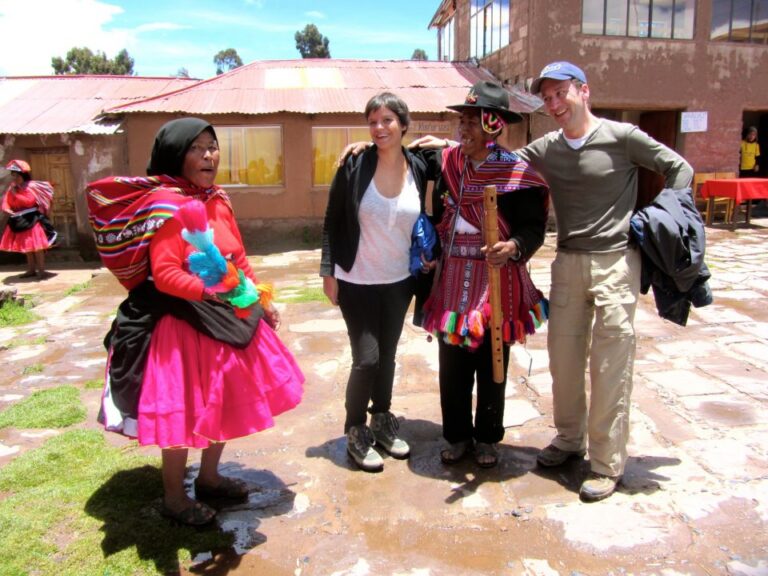 reizigers samen met locals in traditionele kleding bij een homestay