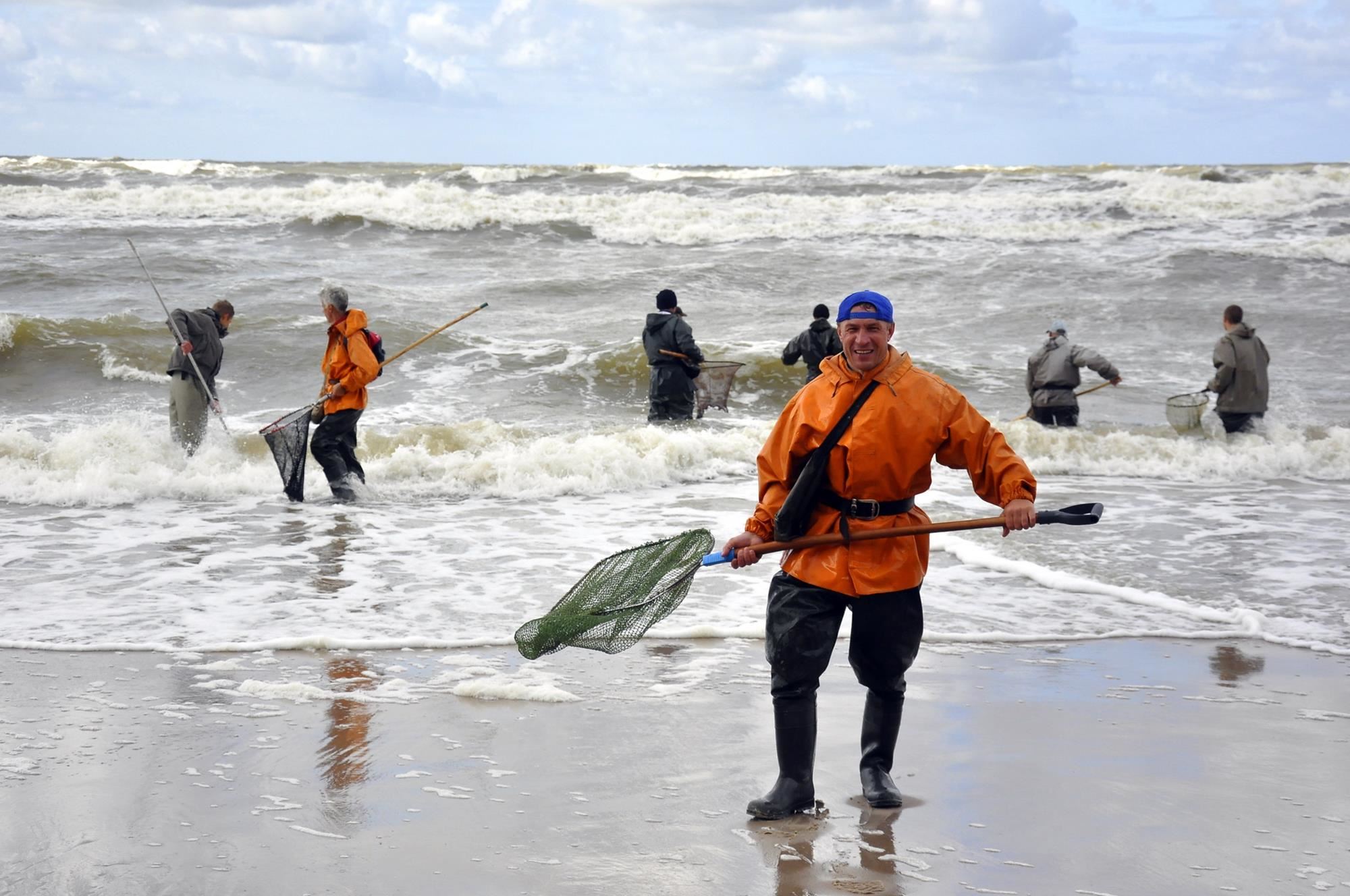 Amber hunting in Klaipeda, Baltische Staten