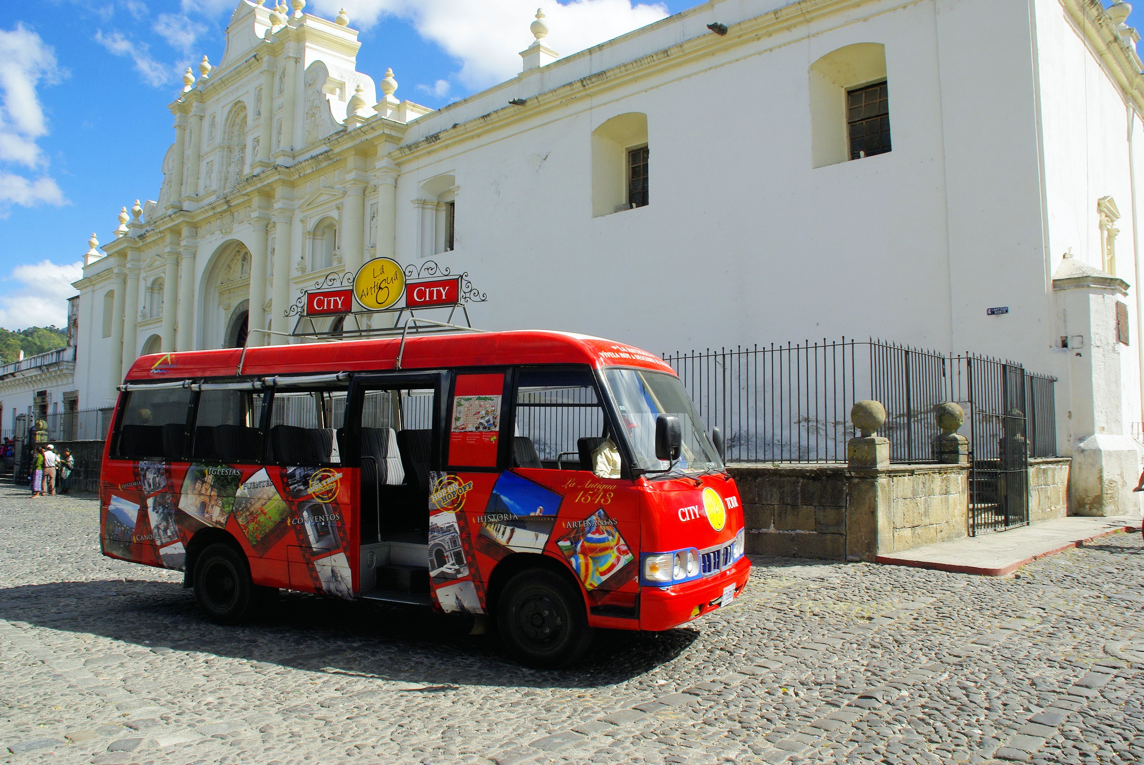 rode bus in de straten van antigua in guatemala