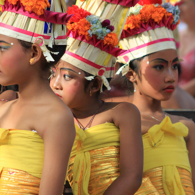 Balinese vrouwen treden op in kleurrijke traditionele kleding