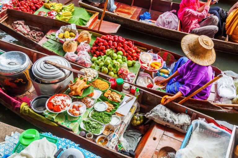 Drijvende markt in Bangkok, Thailand