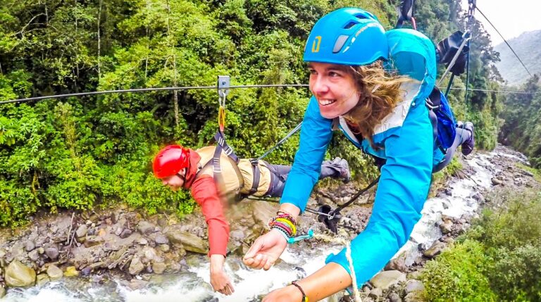 twee mensen aan het ziplinen in ecuador