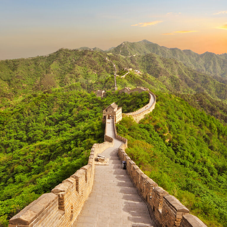 chinese muur slingert door groene bergachtige landschap